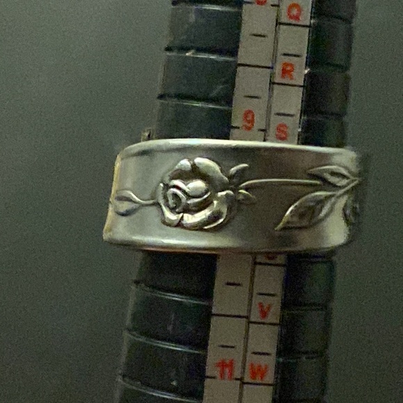 Beautiful early 1900’s handmade etched flower, spoon ring size 9 1/2 - Picture 3 of 3